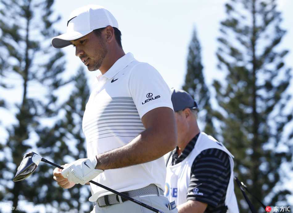 王者之争卡帕鲁亚巅峰对决简森戴伊领军斯皮思捍卫荣耀 乔丹·斯皮思在长草中观察球位,眉头微蹙,眼神中透露出对棘手局面的专注思考。