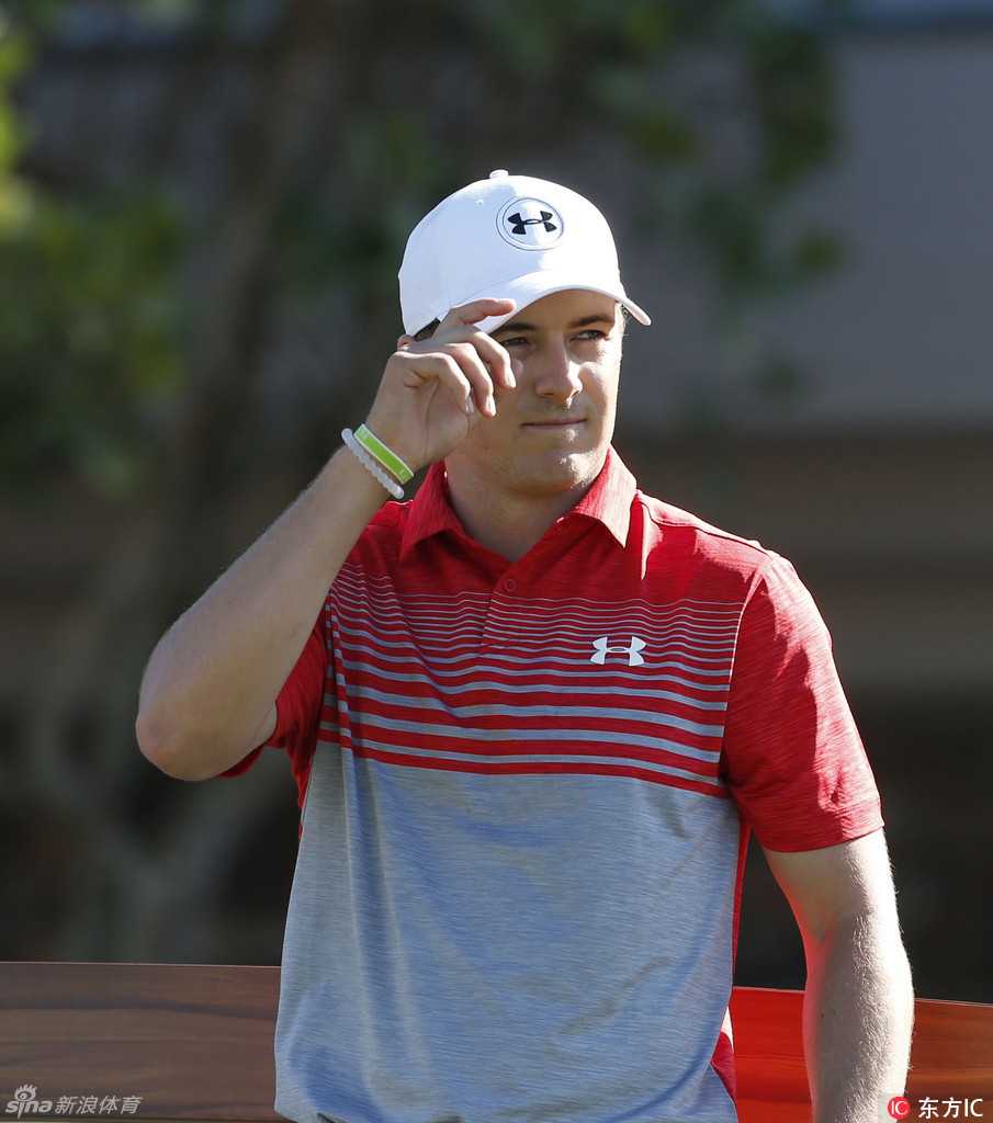 王者之争卡帕鲁亚巅峰对决简森戴伊领军斯皮思捍卫荣耀 简森·戴伊在果岭上仔细阅读推杆线路,阳光洒在果岭表面,他正在为关键的一推做最后准备。