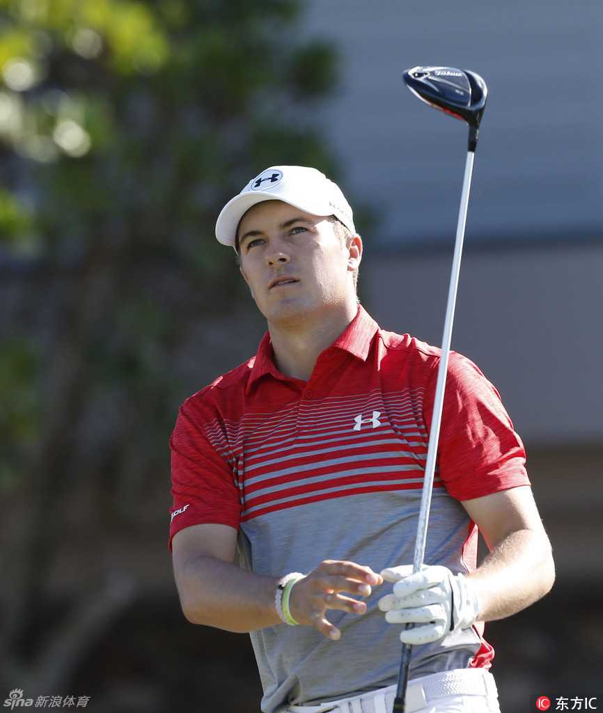 王者之争卡帕鲁亚巅峰对决简森戴伊领军斯皮思捍卫荣耀 乔丹·斯皮思向观众或球童示意,表情沉着,手势清晰,展现出其在赛场上的沟通与领导能力。