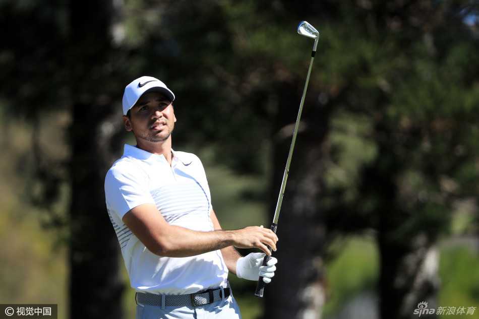 王者之争卡帕鲁亚巅峰对决简森戴伊领军斯皮思捍卫荣耀 宽广的卡帕鲁亚种植园球场全景,碧海蓝天之下,起伏的球道与果岭如同绿色绸缎铺展在山坡上,尽显赛事举办地的壮丽风光。