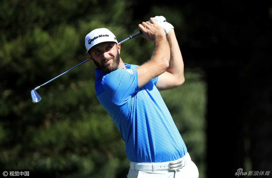 王者之争卡帕鲁亚巅峰对决简森戴伊领军斯皮思捍卫荣耀 达斯汀·约翰逊挥杆瞬间,动作充满力量与流畅感,球杆划破空气,展现出其作为美巡赛著名大炮手的爆发力。