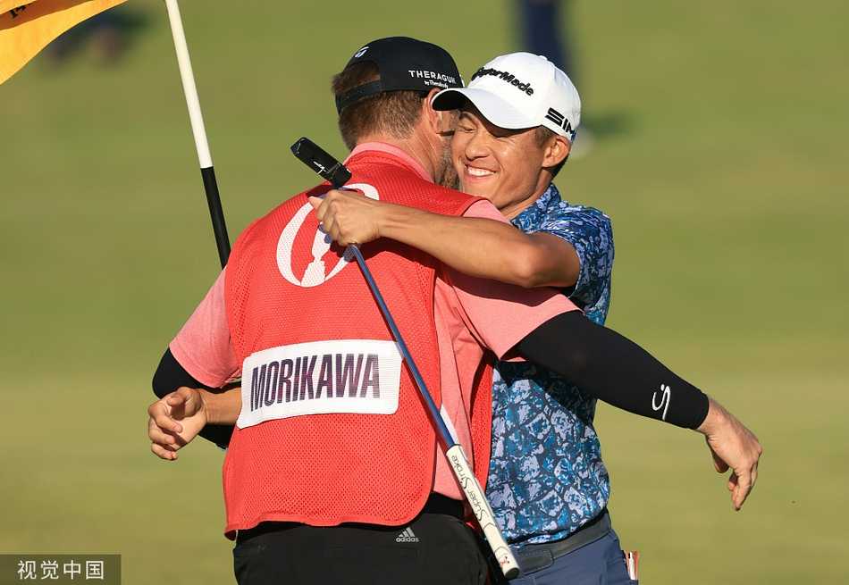 森川首战葡萄酒壶便封王 皇家圣乔治演绎逆转传奇 科林·森川在第18洞果岭推入关键一推后,紧握双拳,仰天怒吼,激情释放夺冠的狂喜。