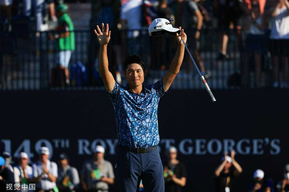 森川首战葡萄酒壶便封王 皇家圣乔治演绎逆转传奇 颁奖仪式上,森川与亚军乌修仁握手致意,两人笑容真挚,画面充满了体育的友谊与尊重。