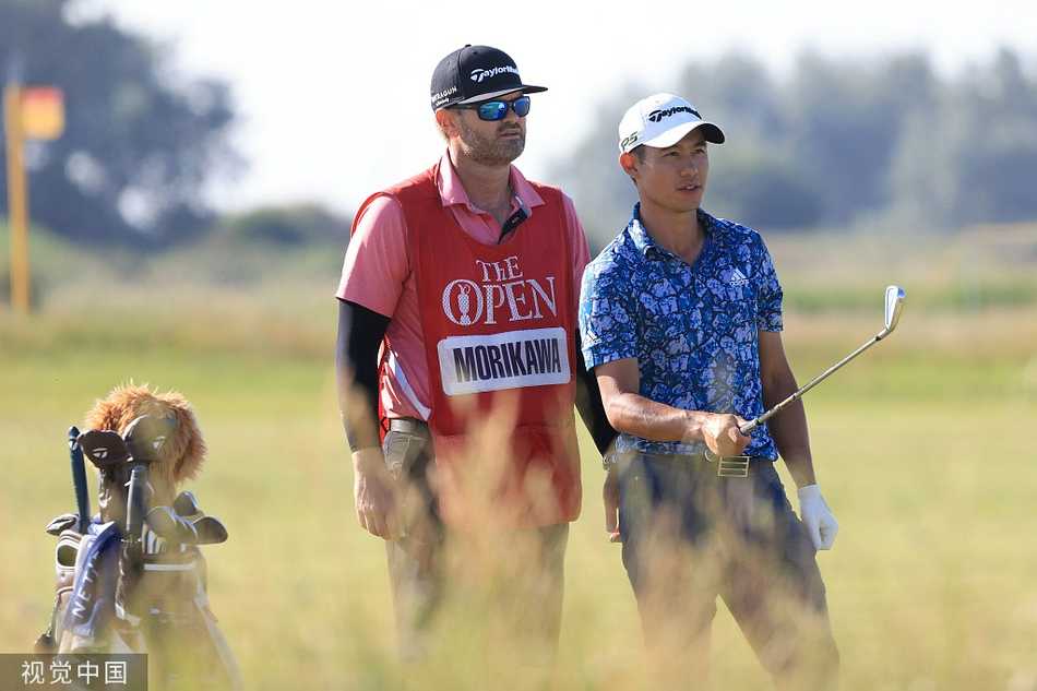 森川首战葡萄酒壶便封王 皇家圣乔治演绎逆转传奇 森川在果岭边仔细研读推杆线路,他单膝跪地,神情严肃,仿佛在与草地对话。