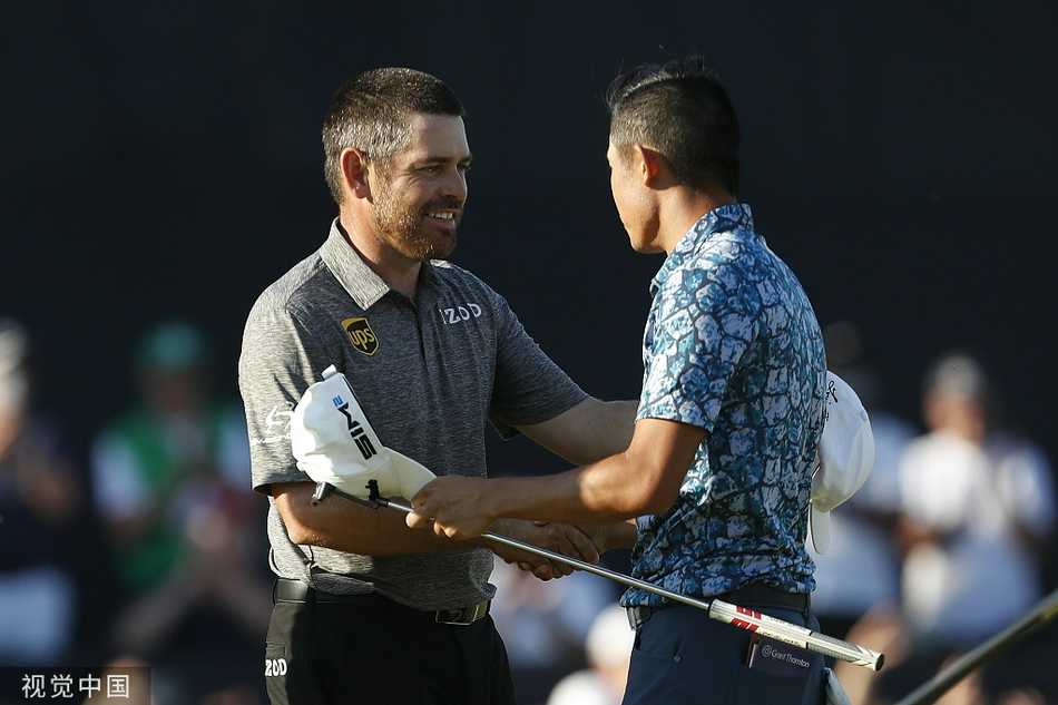 森川首战葡萄酒壶便封王 皇家圣乔治演绎逆转传奇 森川高举葡萄酒壶,站在俱乐部阳台上向下方如潮的球迷致意,现场气氛达到沸点。