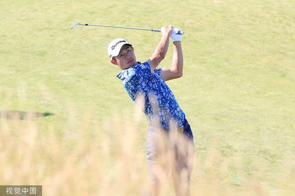 森川亲吻葡萄酒壶奖杯的经典瞬间，闭目沉醉，享受着梦想成真的无上喜悦。