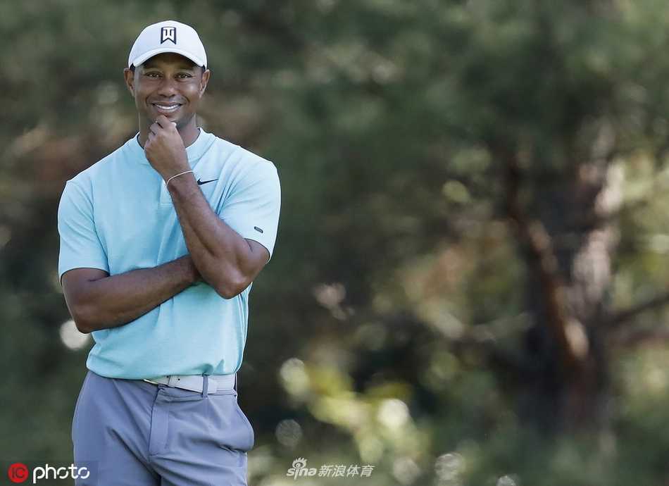 王者归来之路美国大师赛周三练习日老虎伍兹奥古斯塔潜心备战 老虎伍兹在奥古斯塔练习场全神贯注挥杆,阳光勾勒出他专注而有力的侧影