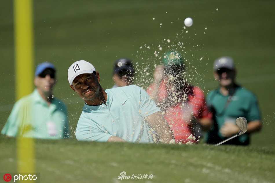 王者归来之路美国大师赛周三练习日老虎伍兹奥古斯塔潜心备战 伍兹在练习果岭上进行短推练习,动作稳定流畅,展现出大师级的控制力
