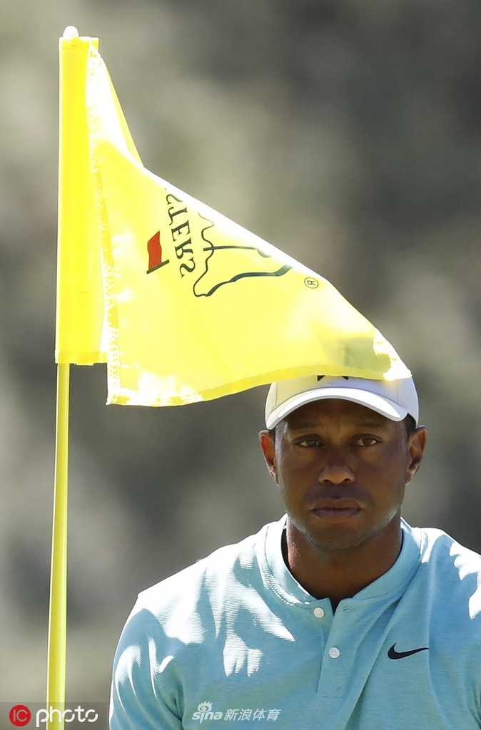 王者归来之路美国大师赛周三练习日老虎伍兹奥古斯塔潜心备战 老虎伍兹与年轻球员及球童交流,神情轻松,展现其作为前辈的亲和一面