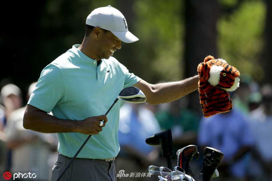 王者归来之路美国大师赛周三练习日老虎伍兹奥古斯塔潜心备战 伍兹俯身仔细观察果岭草纹,阅读推杆线路时的眼神如鹰隼般锐利