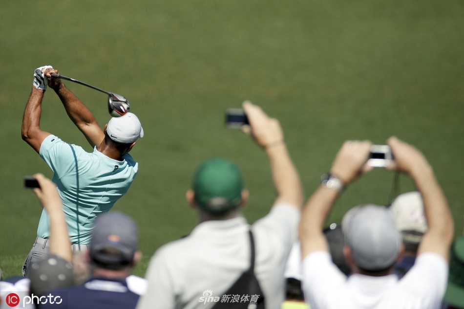 王者归来之路美国大师赛周三练习日老虎伍兹奥古斯塔潜心备战 夕阳余晖下,伍兹结束训练独自走向会所,背影在球道上拉长意境深远