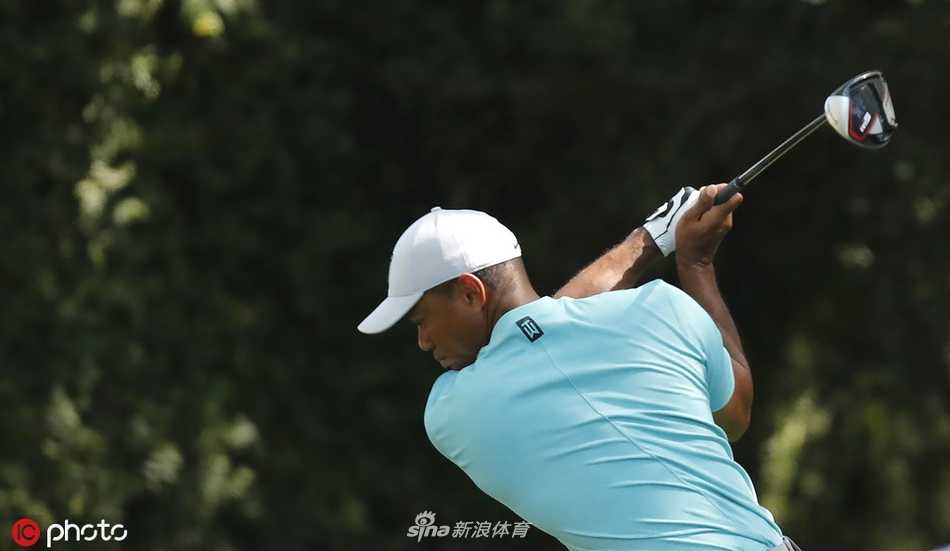 王者归来之路美国大师赛周三练习日老虎伍兹奥古斯塔潜心备战 伍兹在练习沙坑中处理技术细节,沙砾飞扬中尽显其对完美的执着追求