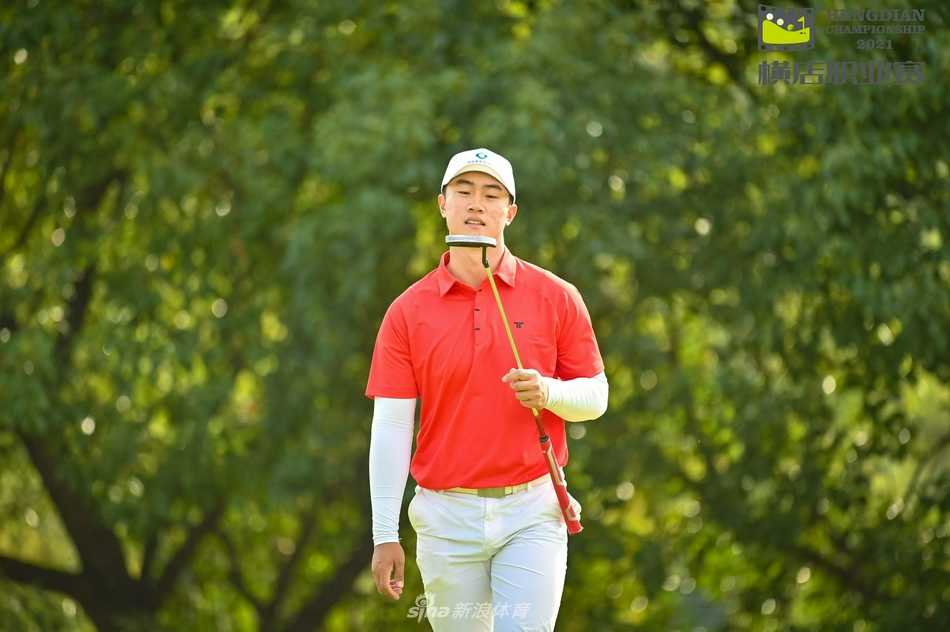 横店风云起群雄逐绿茵 马成姚大力开球,白色小球刺破长空,奔向球道远方。