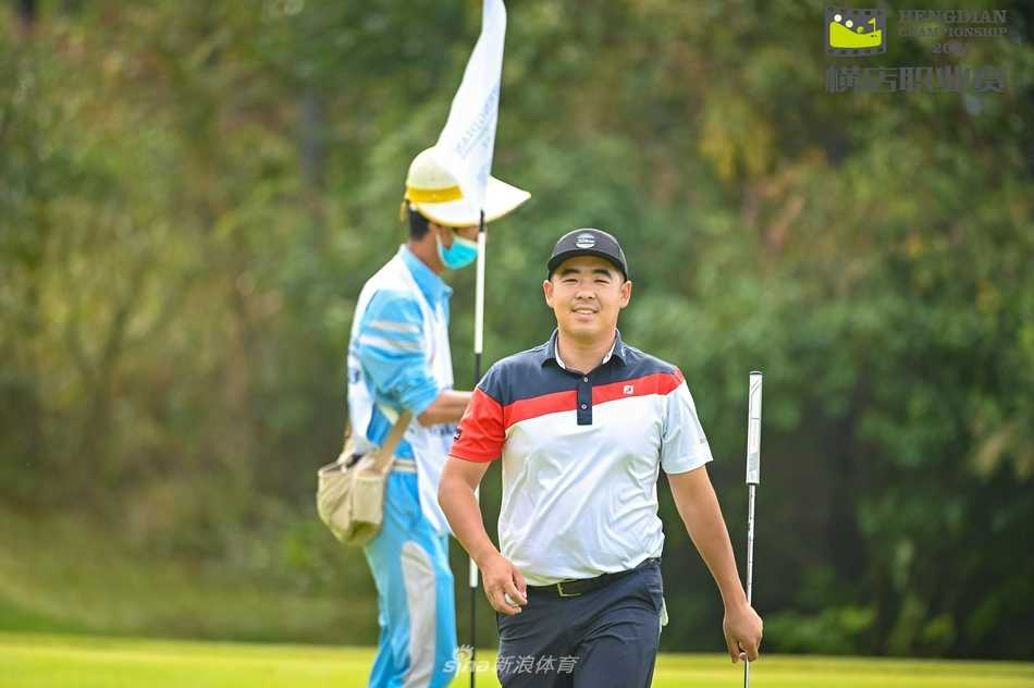 横店风云起群雄逐绿茵 叶沃诚凝神推击,周遭寂静,小球沿着预定线路滚向洞杯。