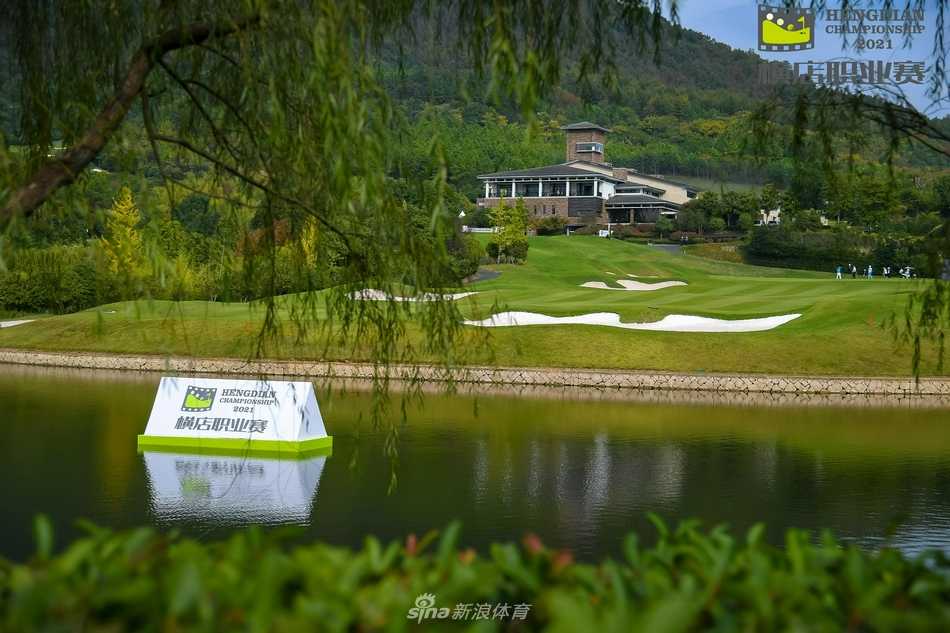 横店风云起群雄逐绿茵 关天朗沉稳观察果岭走势,少年老成,谋划制胜一击。