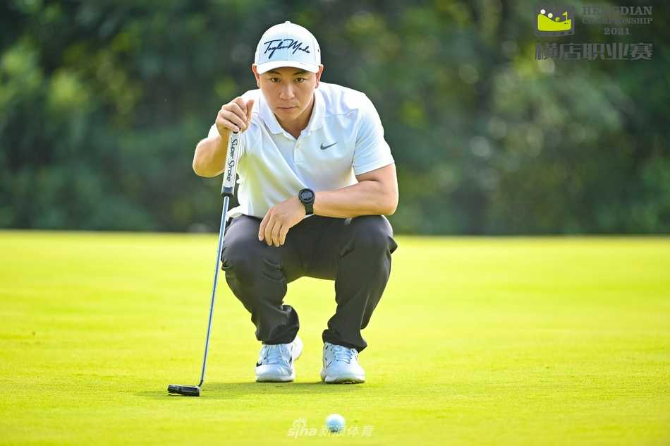 横店风云起群雄逐绿茵 释小龙作为跨界嘉宾亮相赛场,持杆姿态专注,引来众多目光。