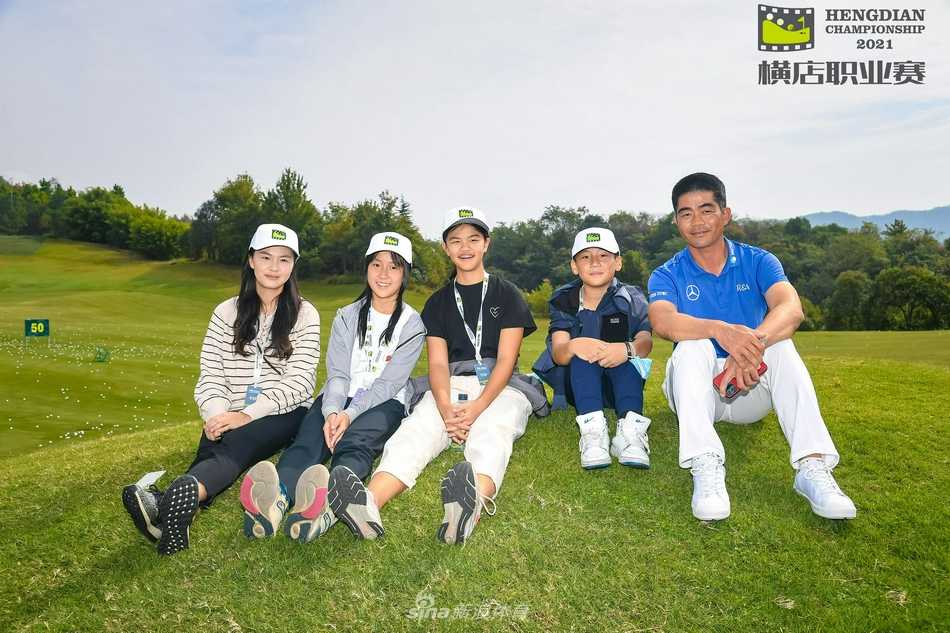 横店风云起群雄逐绿茵 罗学文在长草中果断挥杆,小球应声而出,展现强大救球能力。