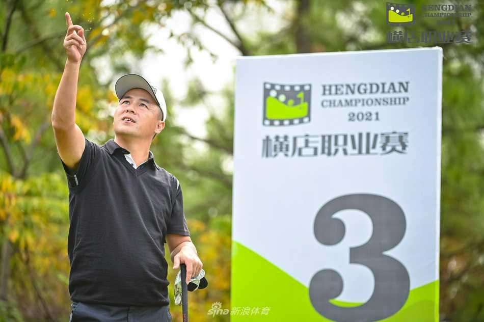 横店风云起群雄逐绿茵 古翠林与黑纯一等同组球员在球道上并肩前行,探讨策略,氛围既竞争又和谐。