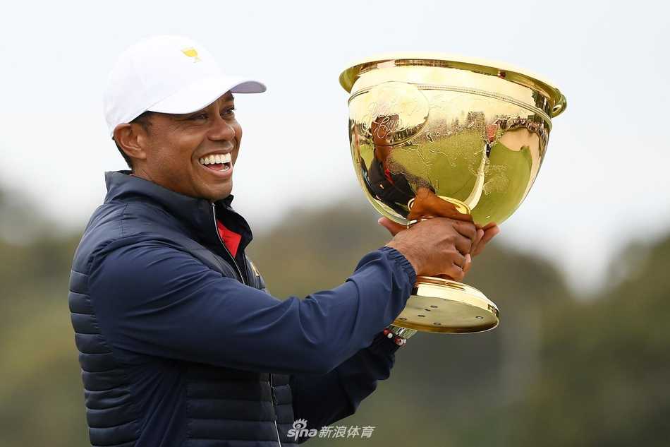 王者归来绝地反击 荣耀之战谱写传奇 泰格·伍兹在个人赛中全神贯注地观察果岭推杆线路,展现出作为队伍领袖与赛场王者的双重专注。