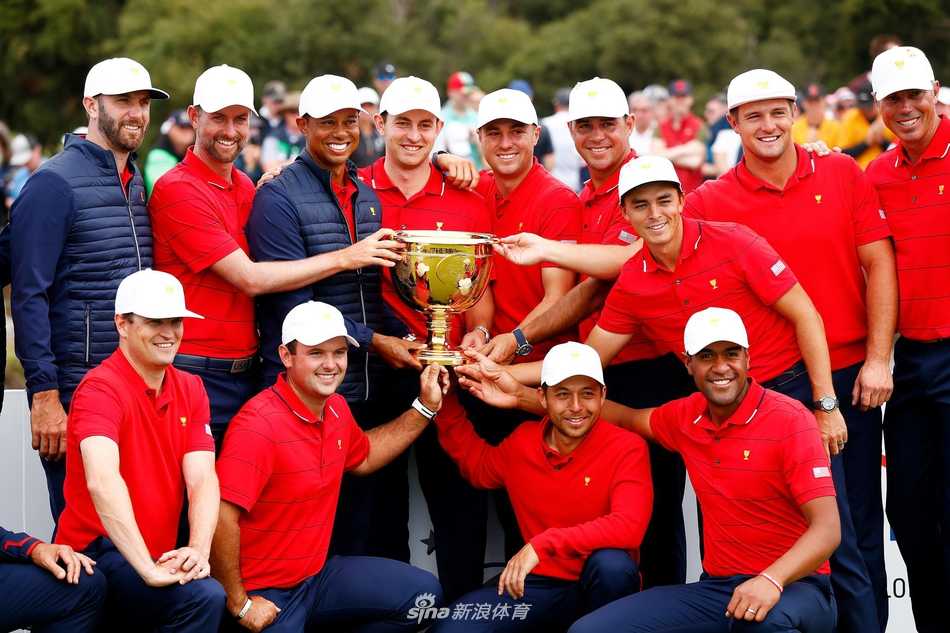 王者归来绝地反击 荣耀之战谱写传奇 达斯汀·约翰逊在沙坑中完成一次漂亮的救球,沙粒飞扬瞬间展现其精湛的短杆技术。