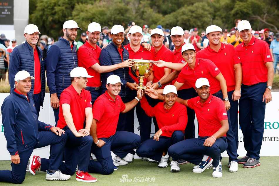 王者归来绝地反击 荣耀之战谱写传奇 帕特里克·瑞德在决赛日果岭上推杆进洞后振臂庆祝,一扫前几日的阴霾,宣泄着积蓄已久的压力与激情。