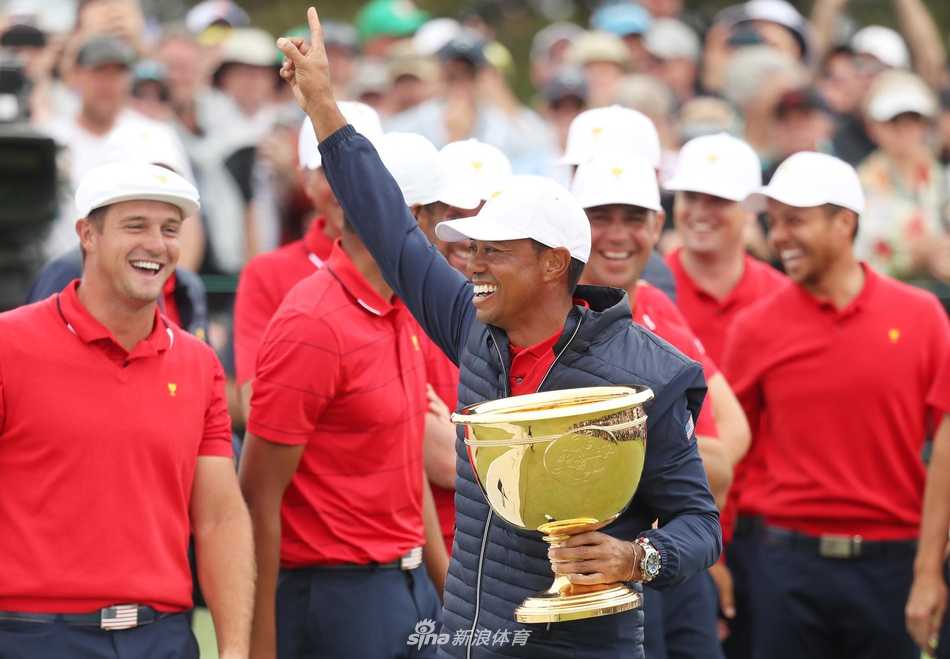 王者归来绝地反击 荣耀之战谱写传奇 美国队与国际队队长赛前友好握手,泰格·伍兹与厄尼·埃尔斯相视一笑,大赛的紧张与竞技的尊重在此刻交融。