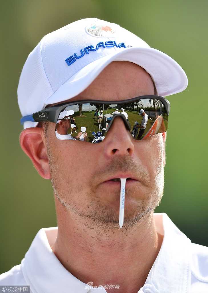 欧亚杯赛前风云:高尔夫悍将齐聚吉隆坡 英格兰名将弗利特伍德挥杆瞬间的侧写,身体扭转充满张力,目光锐利紧盯远方落点。