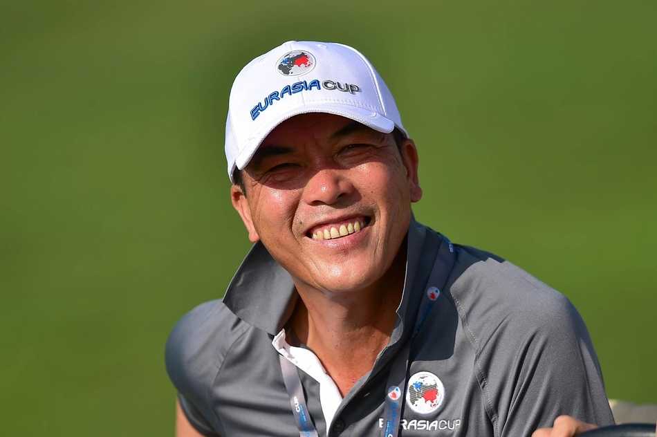 欧亚杯赛前风云:高尔夫悍将齐聚吉隆坡 欧洲队队长托马斯·比约恩面带微笑,神态自信,展现出率领队伍卫冕欧亚杯的坚定决心。