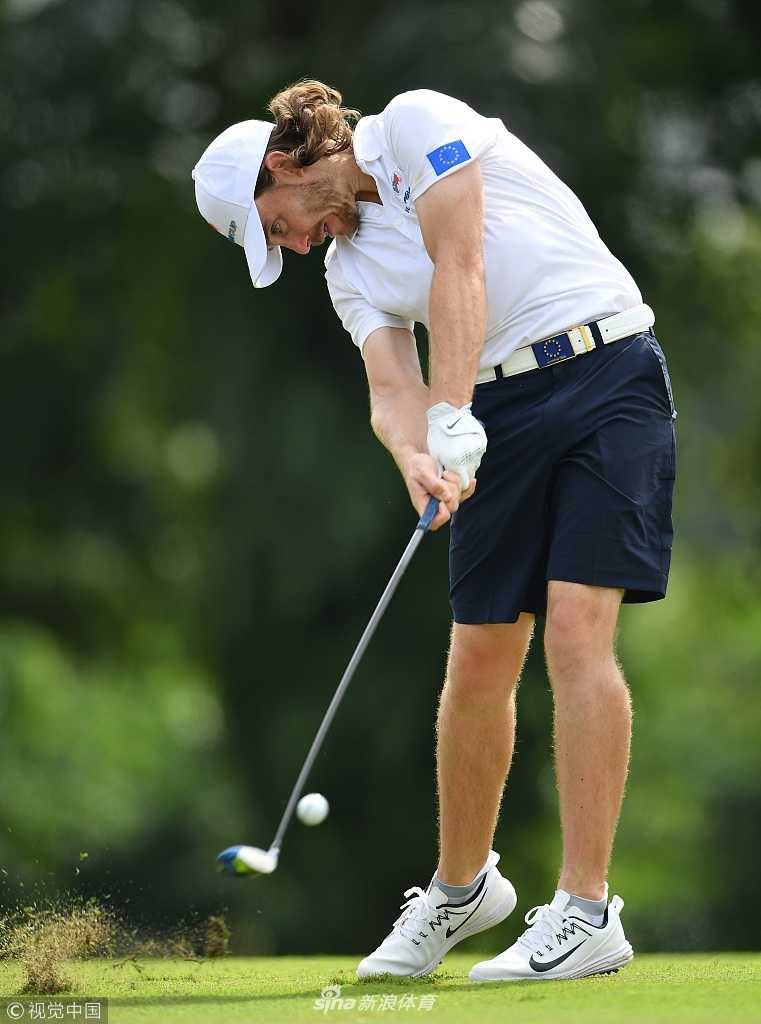 欧亚杯赛前风云:高尔夫悍将齐聚吉隆坡 瑞典名将斯滕森在训练中展现标志性的铁杆击球,动作优雅流畅,充满力量感,尽显大师风范。