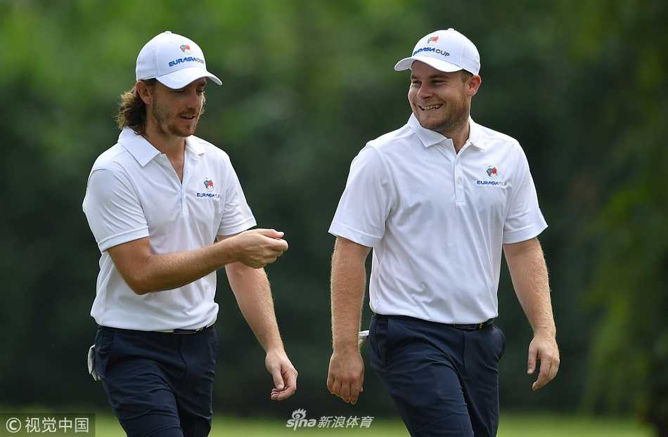 韩裔名将安秉勋在练习果岭上轻松推杆，神态专注而从容，展现出良好的赛前状态。