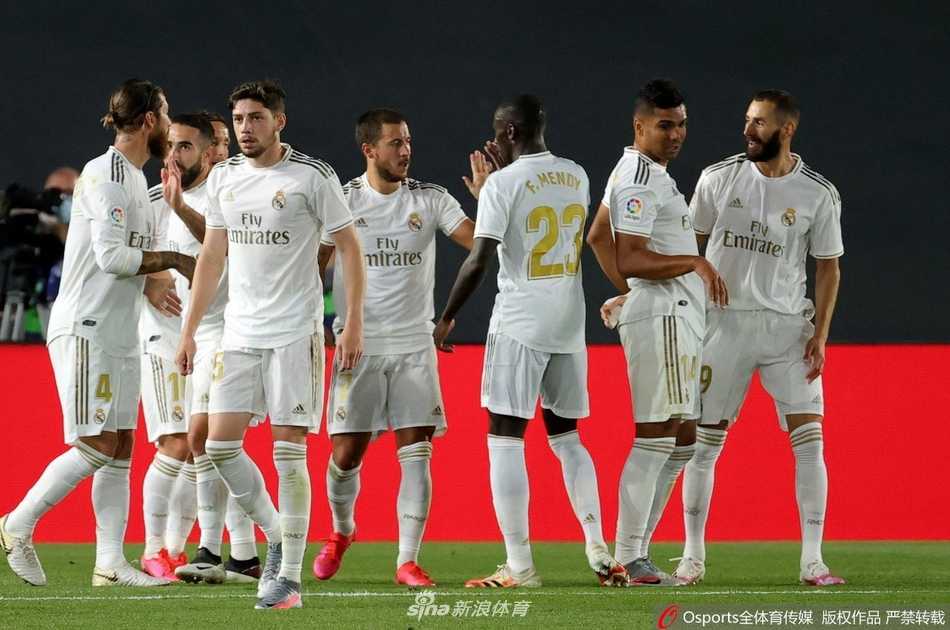 白衣领袖腾空而起，拉莫斯在禁区内用一次奋不顾身的头球争顶，点燃了迪-斯蒂法诺球场的沉默战火。