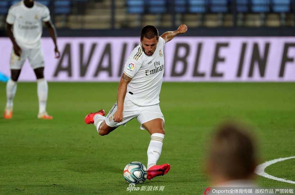 锋线双星闪耀，本泽马与阿扎尔击掌相庆，眼神中充满了对胜利的渴望和对彼此的信任。