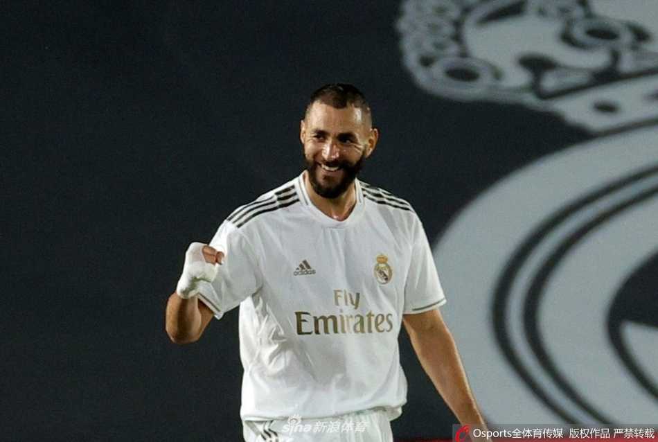 浴火重生！阿森西奥挥臂怒吼，庆祝自己回归后的闪电进球，这一刻所有的努力与汗水都化为了喜悦的泪水。