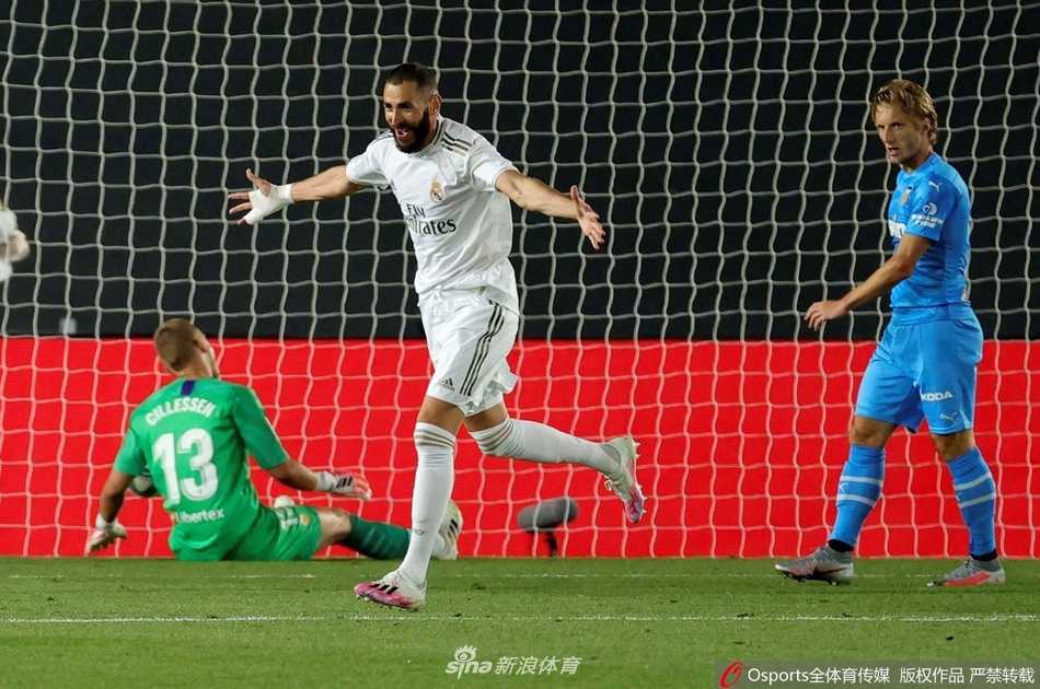 钢铁防线坚不可摧，瓦拉内与队友合力将瓦伦西亚的传中球解围，力保球门不失，将零封奖收入囊中。