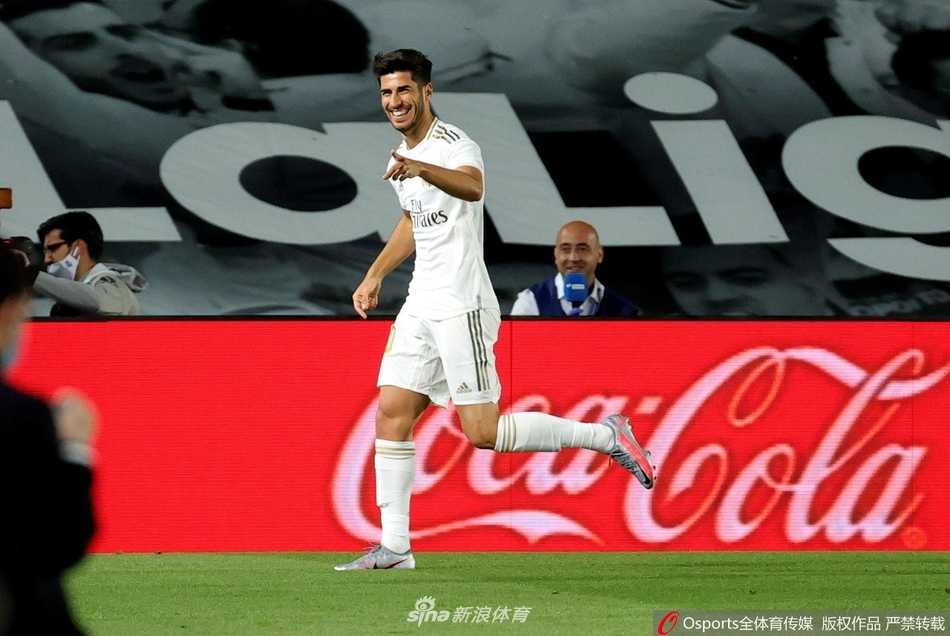 法国跑车马力全开，门迪在左路强行超车，用身体卡住防守球员，为队友创造了绝佳的进攻空间。