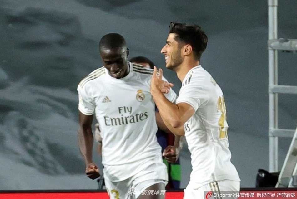 中场节拍器克罗斯眼神坚定，他精准的传球和节奏控制，让皇马的中场运转如精密仪器般高效。