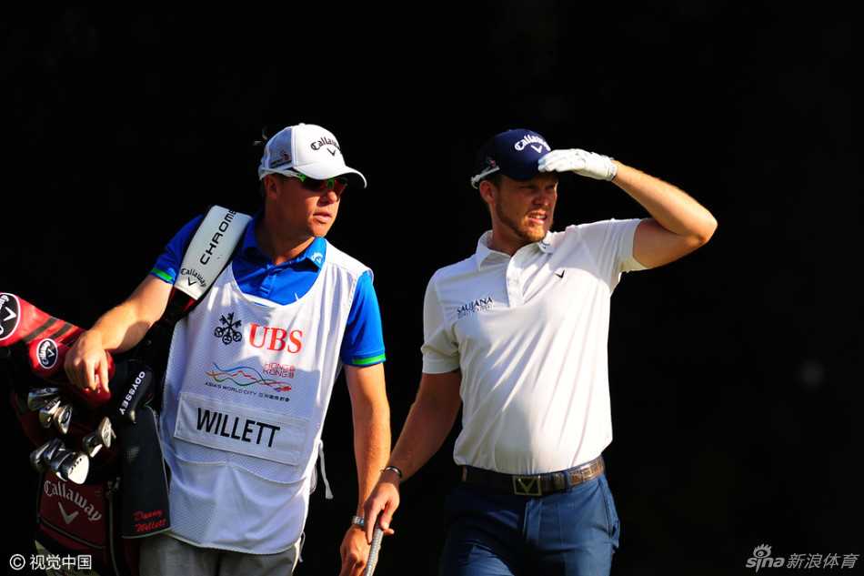 欧亚群星齐聚上海争霸 罗斯威利特上演冠军对决 老将西蒙尼斯标志性的高抬腿挥杆瞬间,时间仿佛在此刻凝滞,展现独特韵律