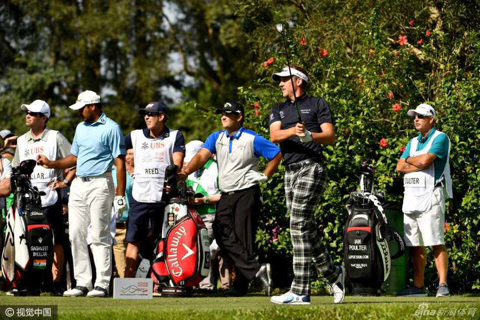 欧亚群星齐聚上海争霸 罗斯威利特上演冠军对决 美国球星帕特里克瑞德在果岭上仔细阅读草纹,为关键推杆做最后准备