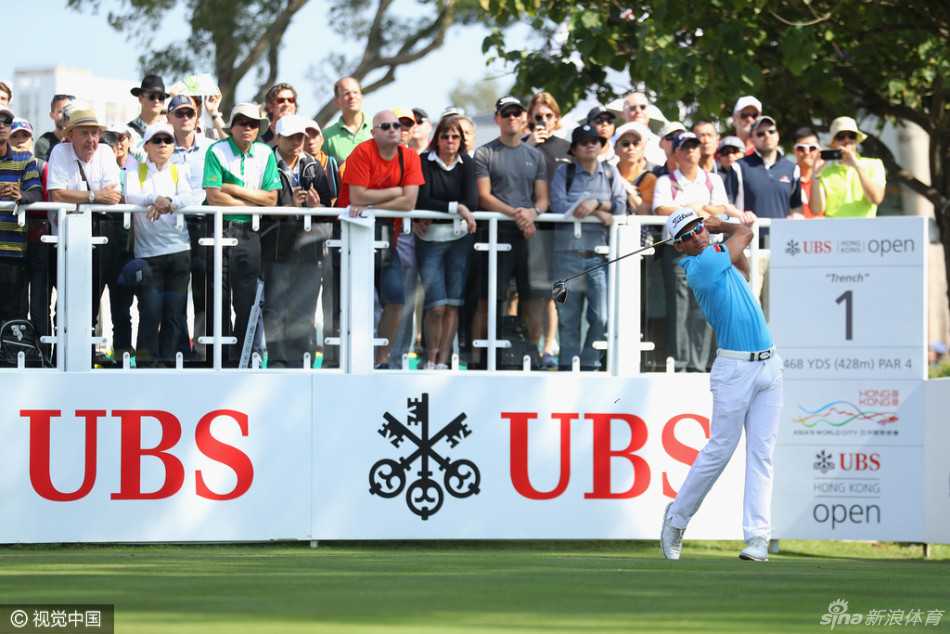 欧亚群星齐聚上海争霸 罗斯威利特上演冠军对决 美国大师赛冠军威利特在沙坑中救球,沙砾飞溅,展现精湛的短杆技术