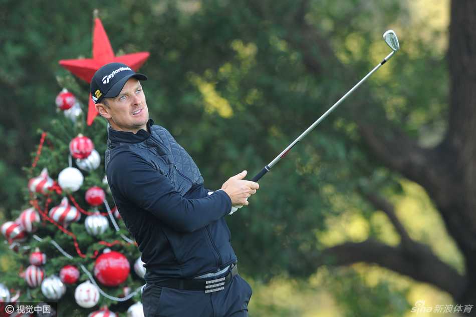 欧亚群星齐聚上海争霸 罗斯威利特上演冠军对决 卫冕冠军罗斯在球道上优雅流畅地完成挥杆,身体线条舒展,充满力量感