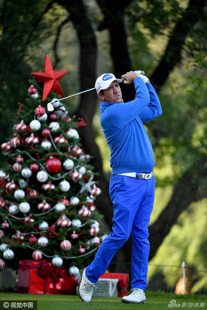 欧亚群星齐聚上海争霸 罗斯威利特上演冠军对决 泰国名将贾第在树林中冷静观察球位,准备进行高难度的精准脱困