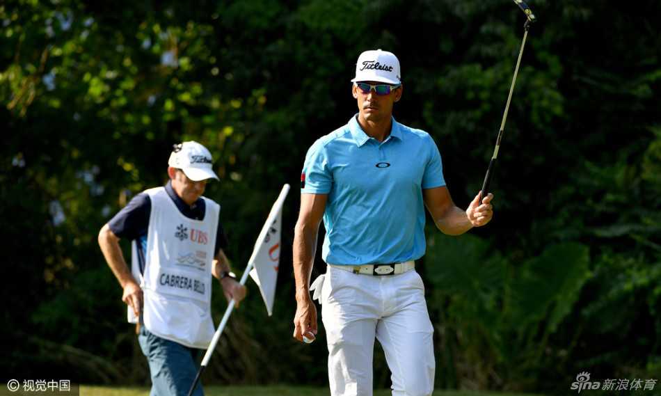 欧亚群星齐聚上海争霸 罗斯威利特上演冠军对决 西班牙名将贝略在果岭边凝神观察推杆线路,专注的眼神中透露出对胜利的渴望