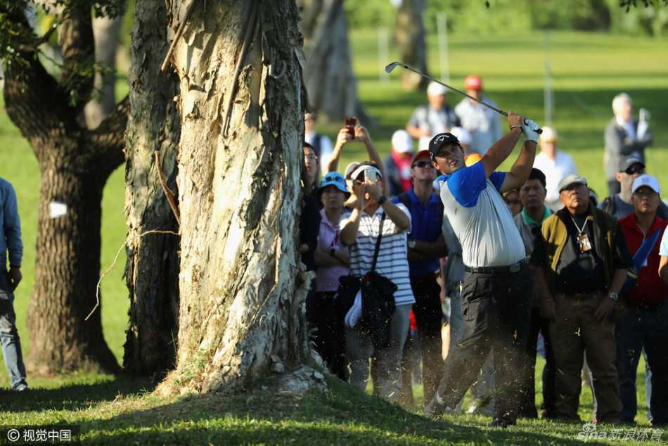 欧亚群星齐聚上海争霸 罗斯威利特上演冠军对决 最佳新人王情训全力开球,年轻的脸上写满专注,代表亚洲高尔夫的新希望