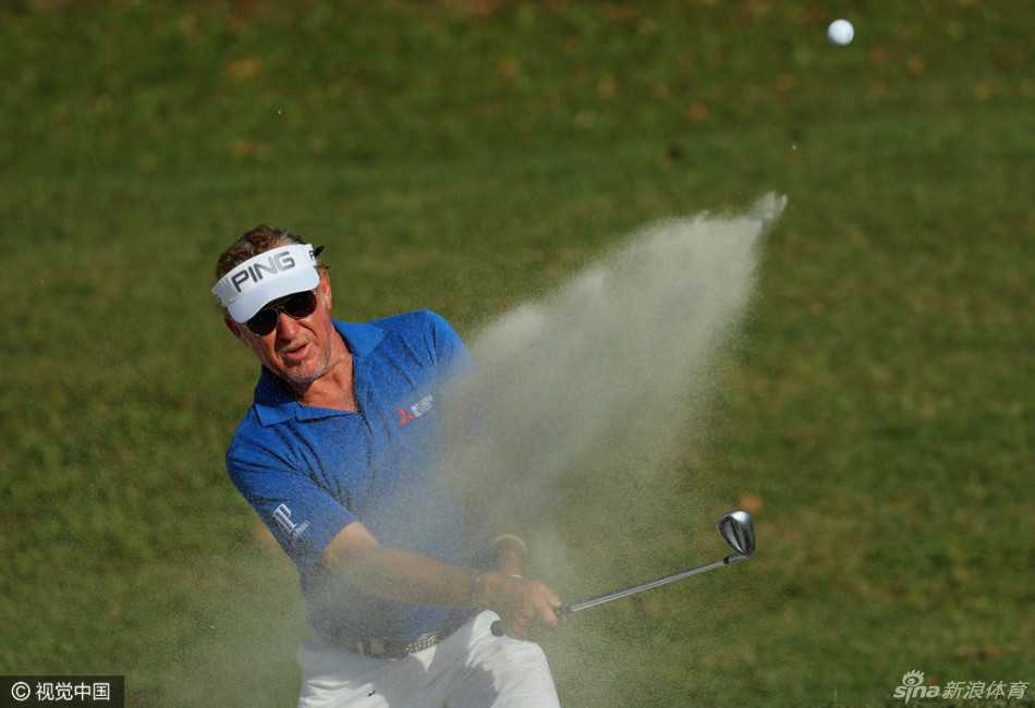 澳大利亚力量型球员斯科特亨德在长草中果断挥杆击球，充满爆发力