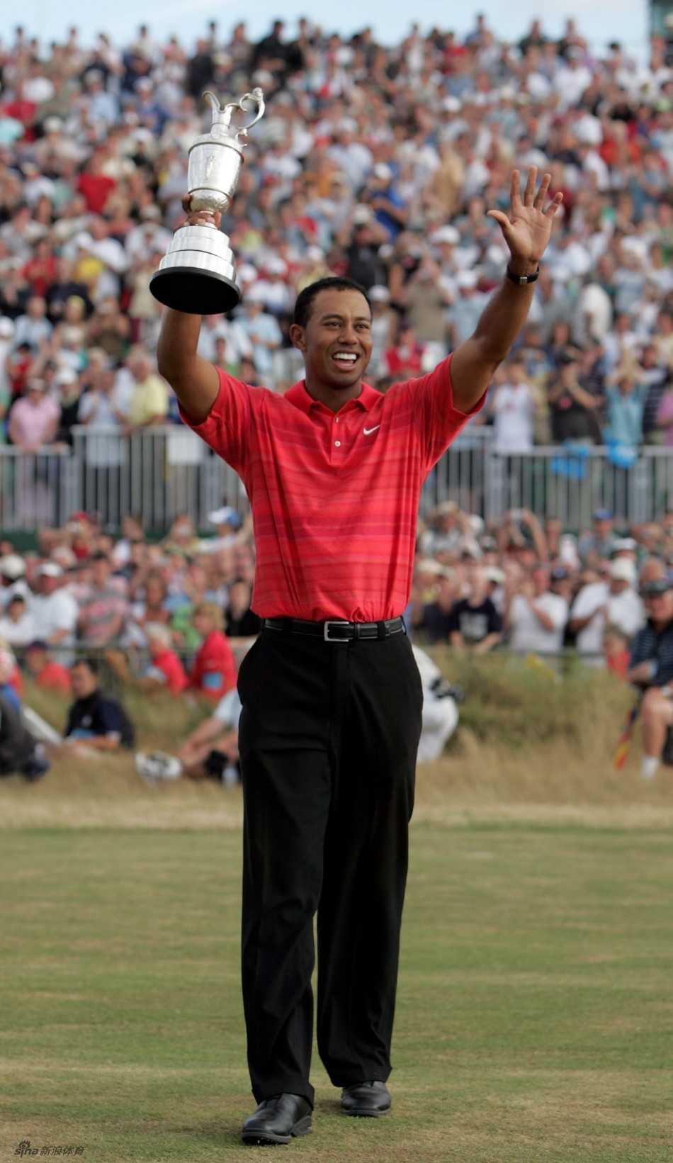 王者归来:伍兹的救赎之路 伍兹双手紧握奖杯高高举起,肌肉贲张,向全世界宣告王者的正式回归