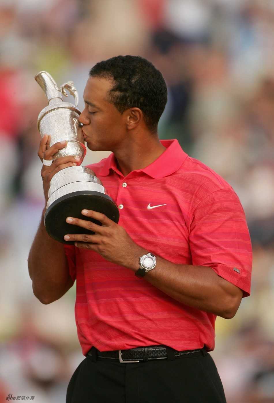 王者归来:伍兹的救赎之路 伍兹深情亲吻奖杯,闭目的瞬间仿佛在与过往所有艰难岁月和解