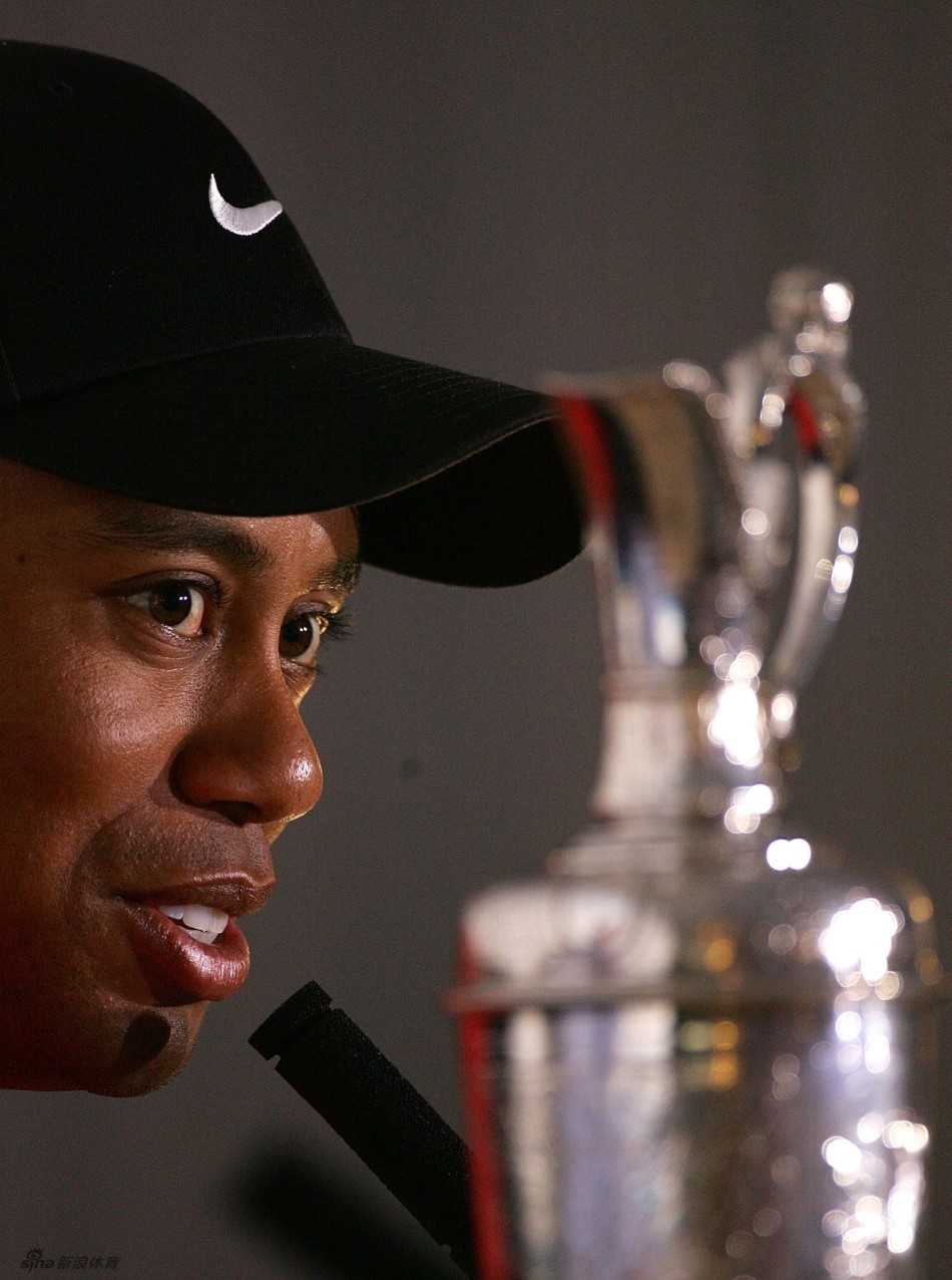 王者归来:伍兹的救赎之路 伍兹再次振臂怒吼,汗水与激情交织,身后是绿茵场上为他沸腾的万千观众