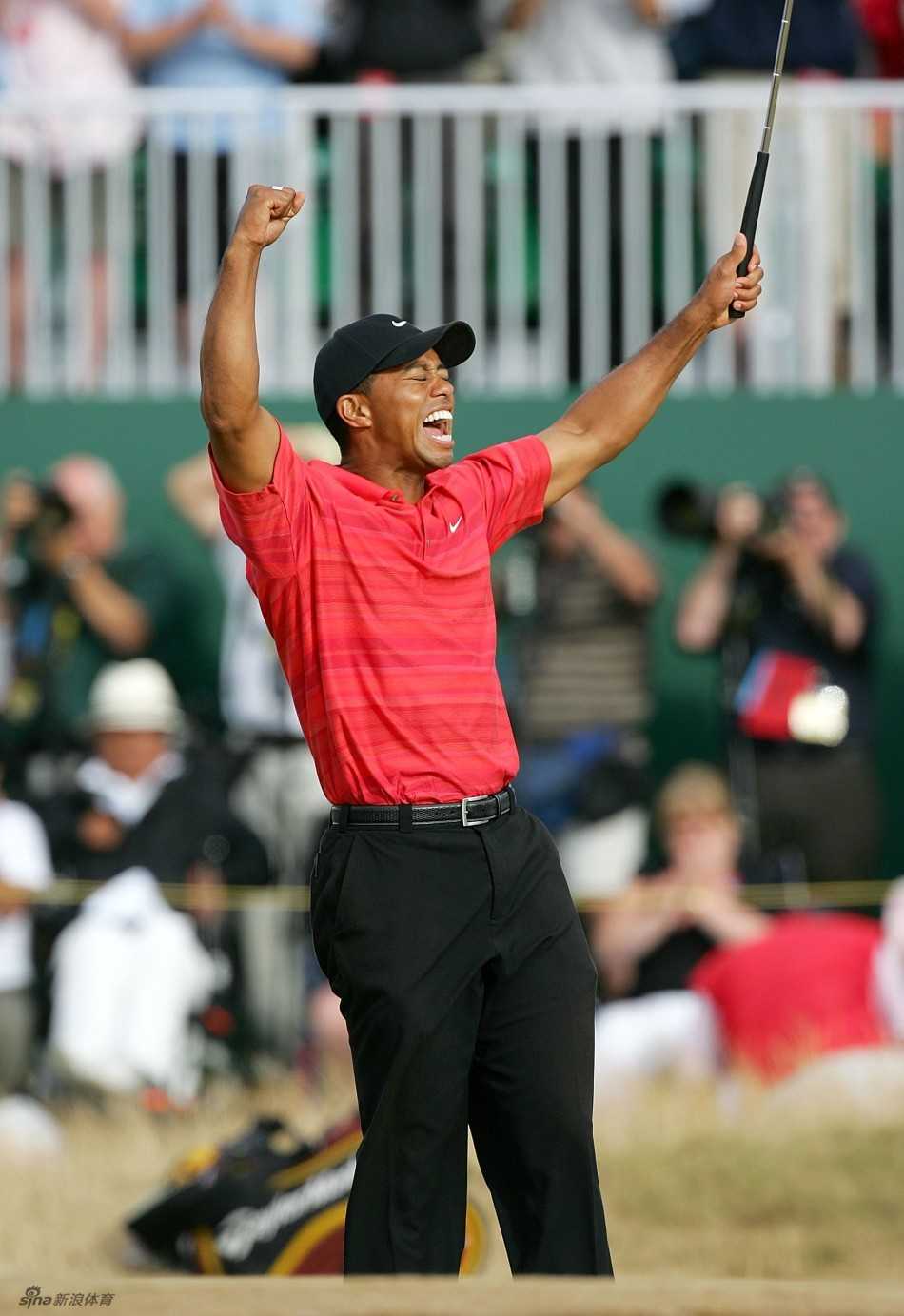 王者归来:伍兹的救赎之路 伍兹怀抱奖杯露出自信而平静的微笑,仿佛在告诉世界:我经历风暴,但我从未沉没