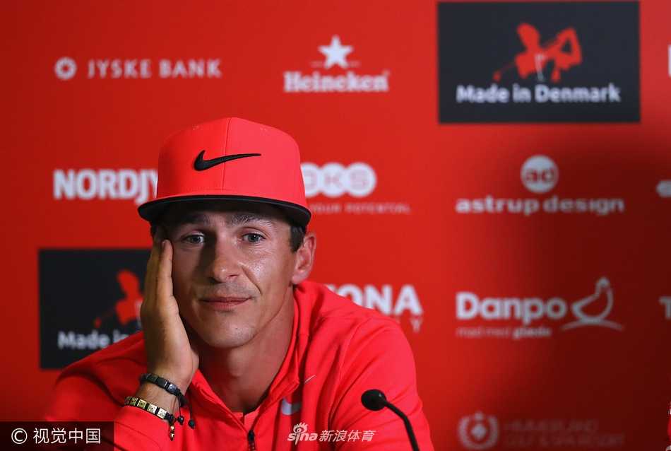 欧巡丹麦制造赛群星闪耀 本土英雄奥利森领衔出征 托比约·奥利森在练习果岭上专注地进行推杆校准,眼神坚定,主场观众的期待化为他眉宇间的沉稳与力量。