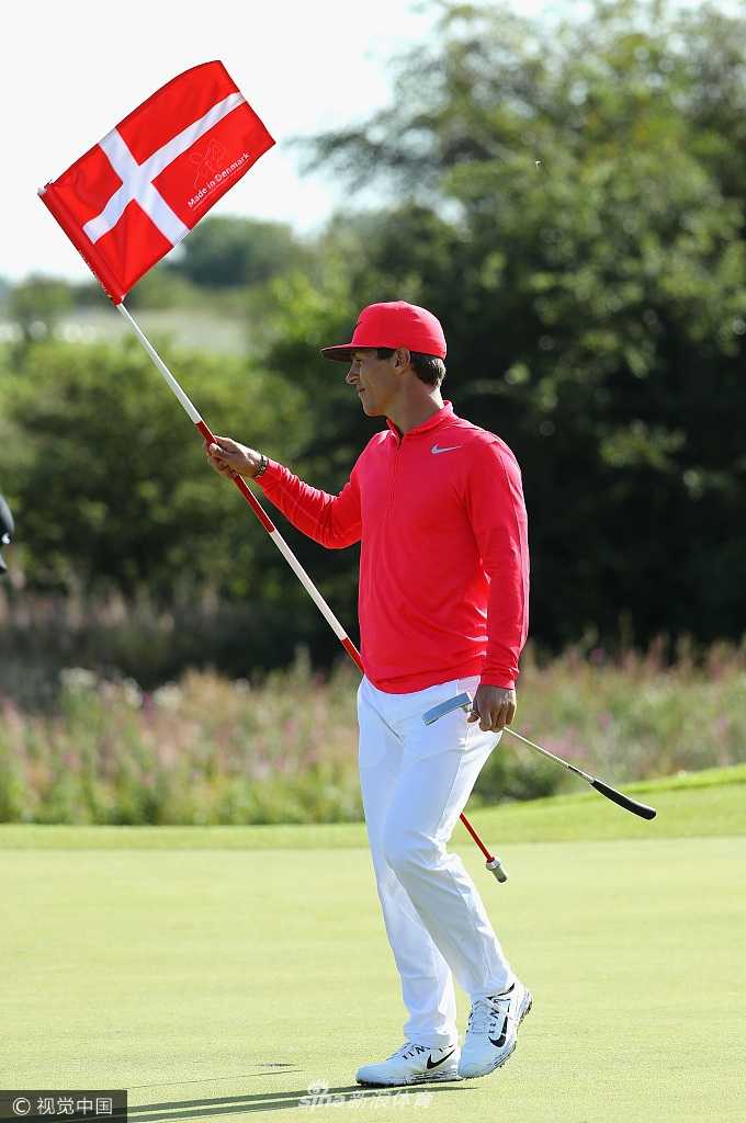 欧巡丹麦制造赛群星闪耀 本土英雄奥利森领衔出征 托马斯·皮特斯在球道上审视复杂的进攻路线,微风拂动他的衣角,卫冕之路从挑战开始。